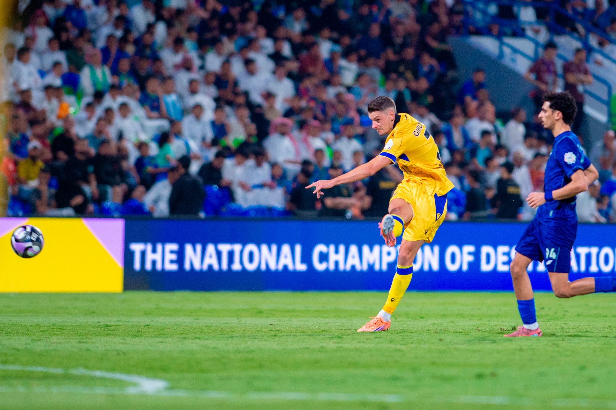 AL-TAAWOUN SEGUE NA BRIGA PELA LIDERANÇA DA LIGA SAUDITA.